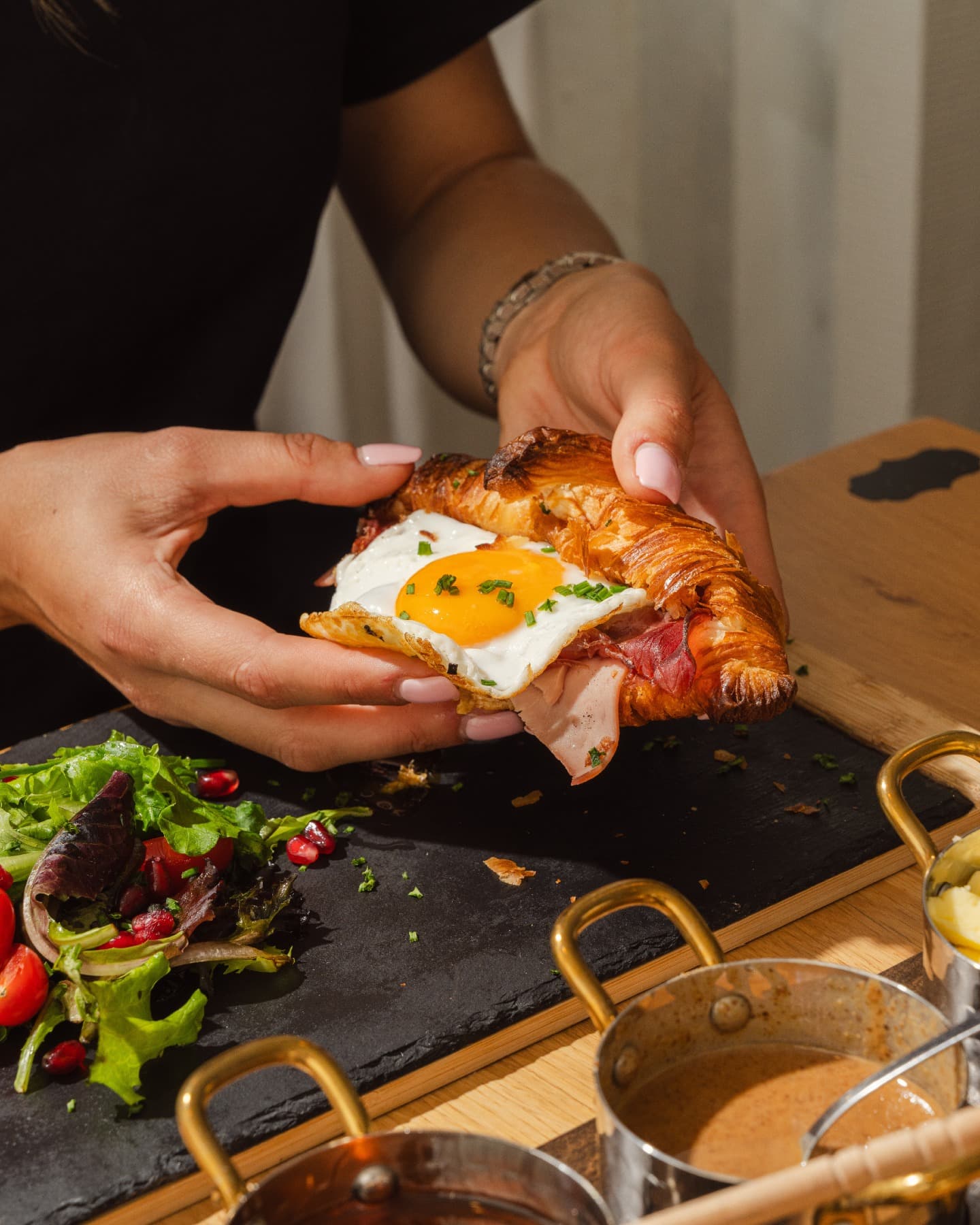 Croissant salé, œuf et salade