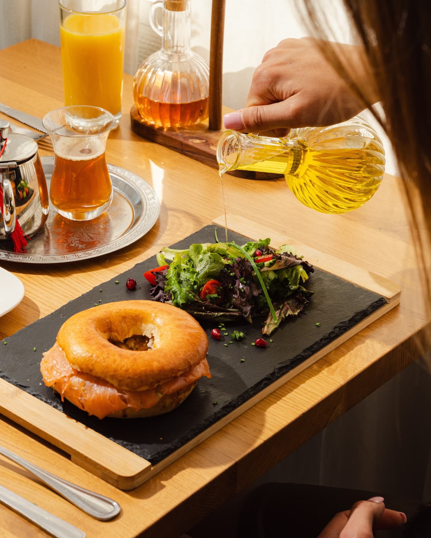 Assiette fraîche préparée à table