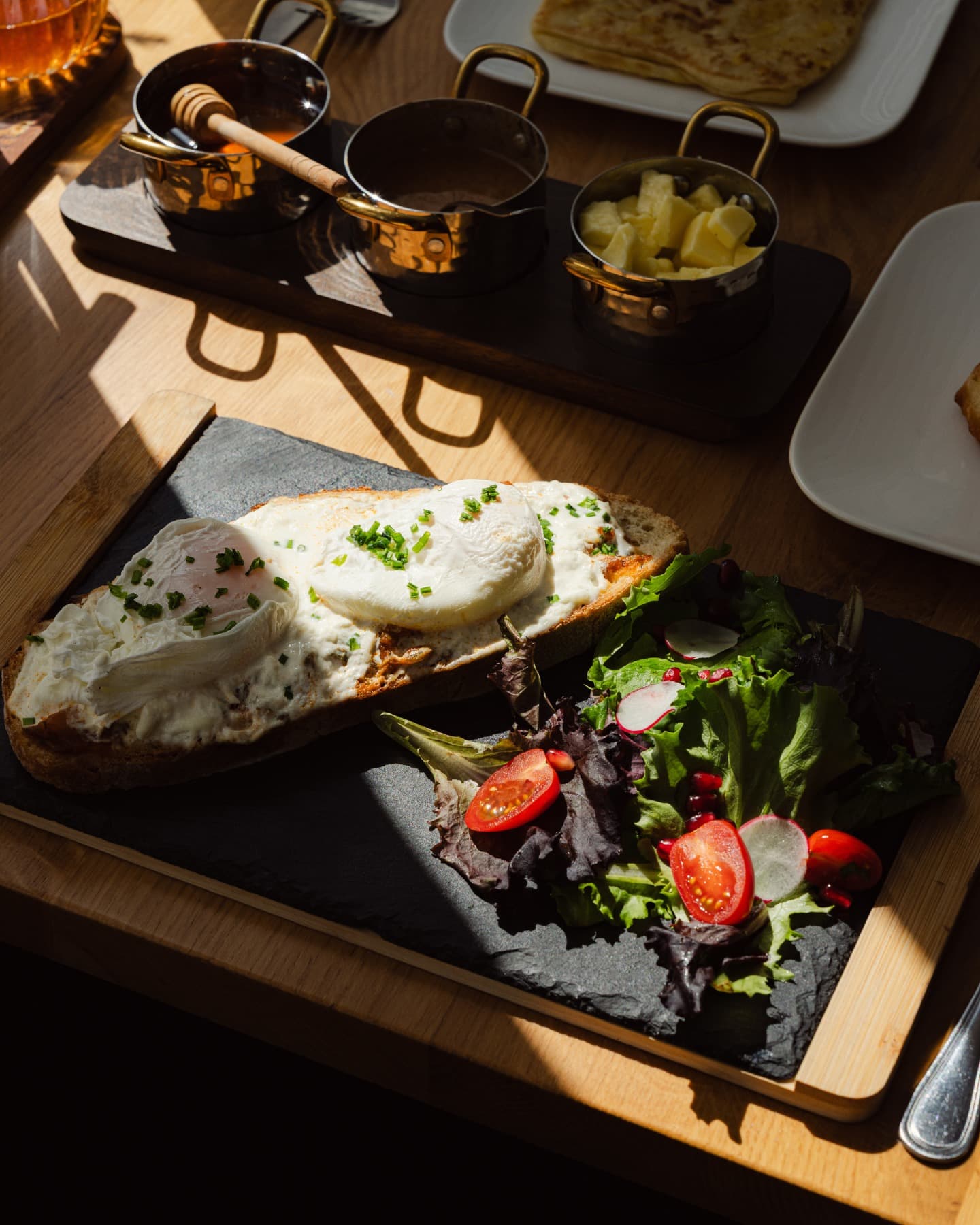 Toast et assiette brunch généreuse