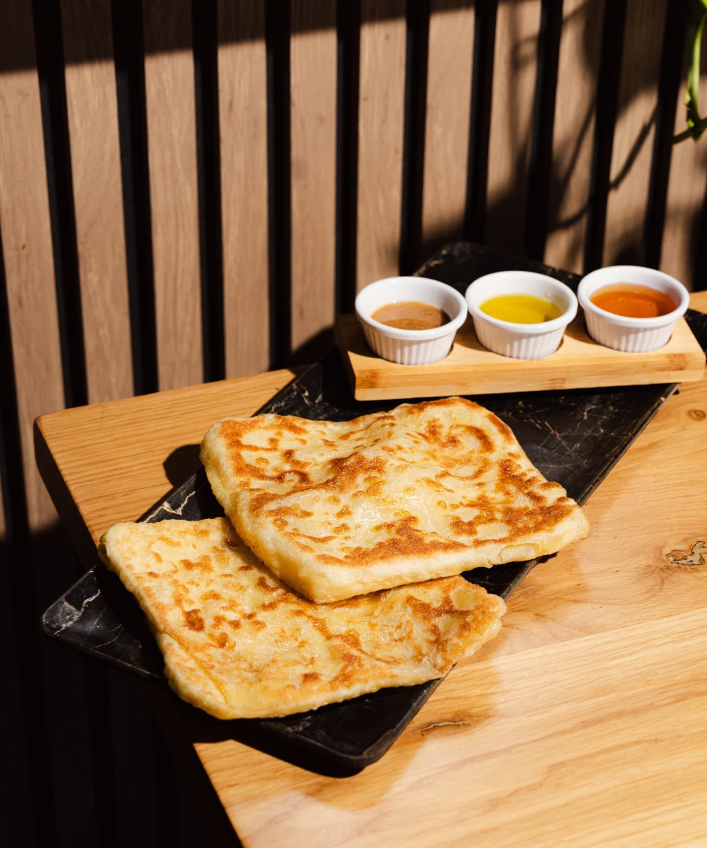 Msemen dorés et sauces maison