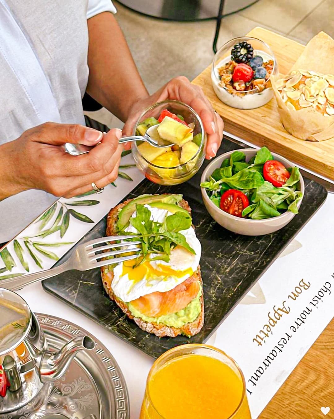 Toast au saumon, avocat et œuf accompagné de fruits au brunch du Sénia