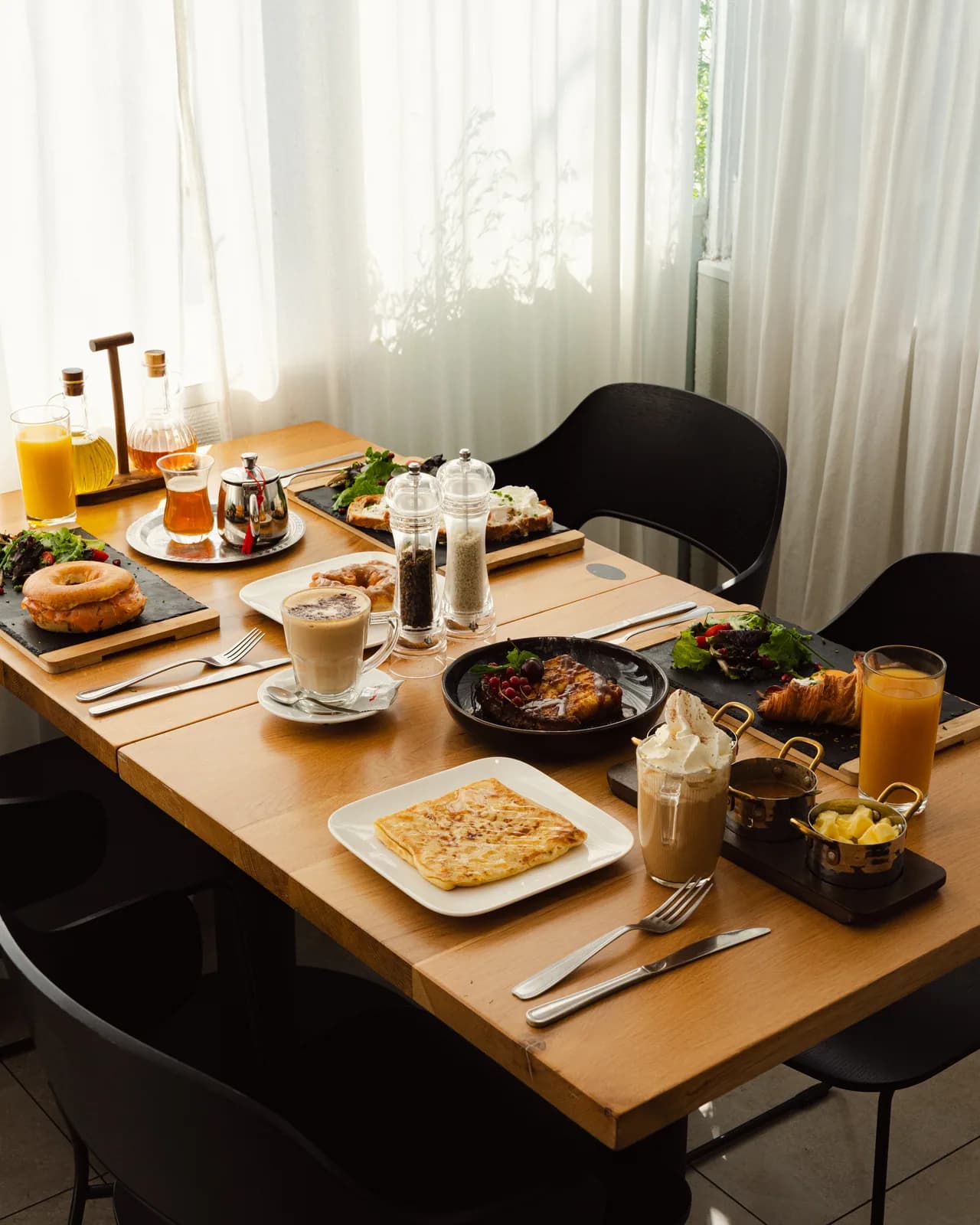 Table généreuse pour le brunch halal du Restaurant Le Sénia à Orly