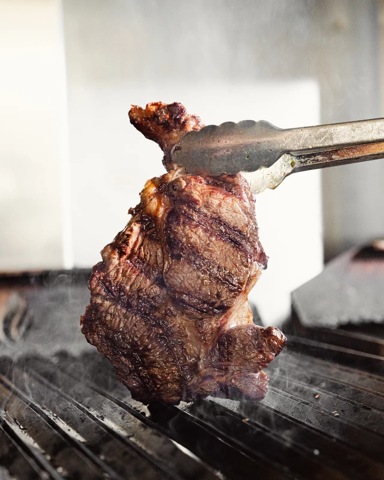 Pièce de viande grillée au feu de bois